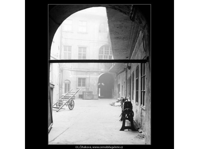 Pražské dvory (4142), Praha 1965 říjen, černobílý obraz, stará fotografie, prodej