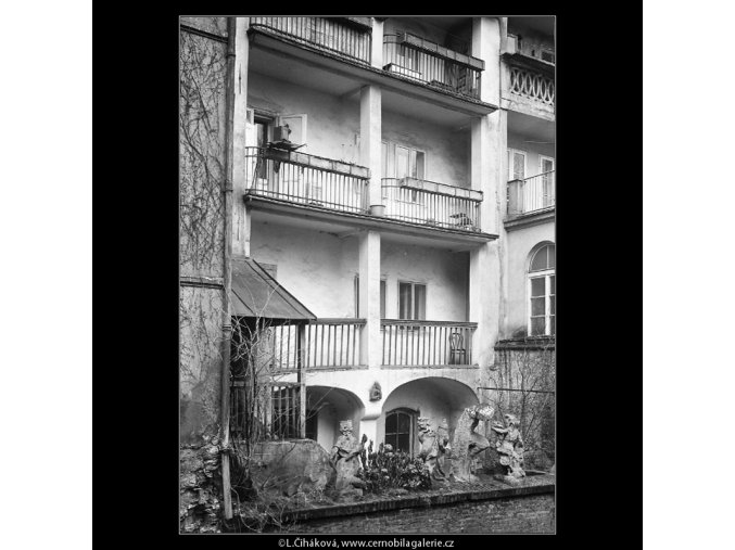 Z pražských Benátek (4199-1), Praha 1965 prosinec, černobílý obraz, stará fotografie, prodej