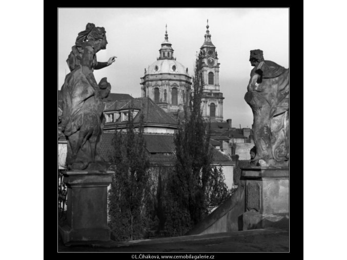 Věže chrámu sv.Mikuláše (1490), Praha 1962 únor, černobílý obraz, stará fotografie, prodej