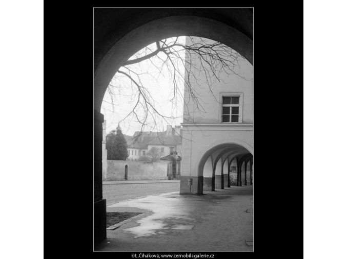 Pražská podloubí (4204-1), Praha 1965 prosinec, černobílý obraz, stará fotografie, prodej