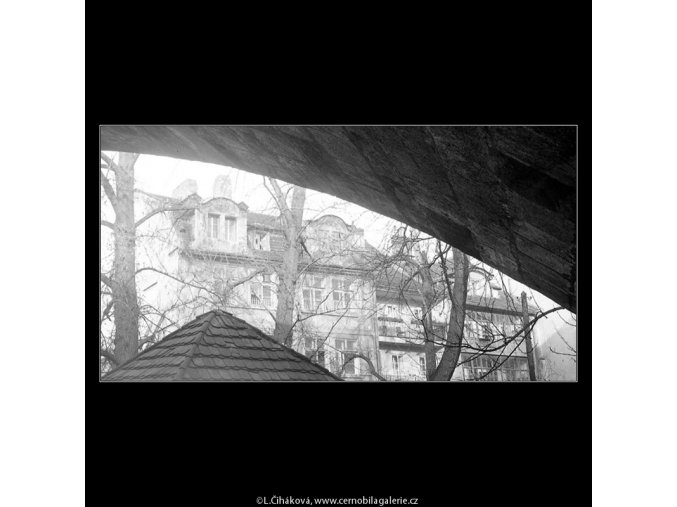 Část domů u Čertovky (4206), Praha 1965 prosinec, černobílý obraz, stará fotografie, prodej