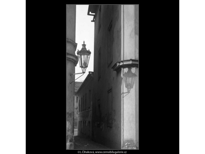Lampa a její stín (4213), žánry - Praha 1965 prosinec, černobílý obraz, stará fotografie, prodej