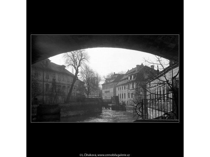Pohled na Čertovku a mlýn (4269), Praha 1966 únor, černobílý obraz, stará fotografie, prodej