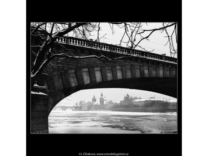Mráz na Vltavě (2036-2), Praha 1963 zima, černobílý obraz, stará fotografie, prodej