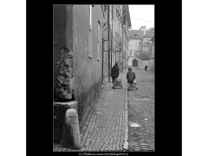 Pohled do Nosticovy ulice (4320), Praha 1966 únor, černobílý obraz, stará fotografie, prodej
