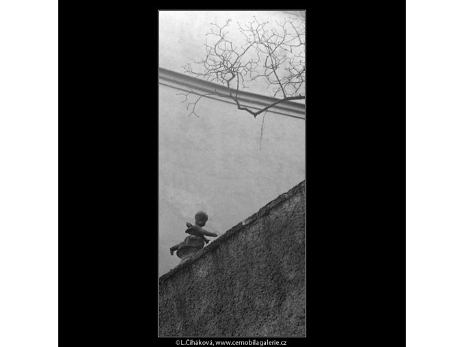 Soška andílka na zdi (4355), Praha 1966 březen, černobílý obraz, stará fotografie, prodej