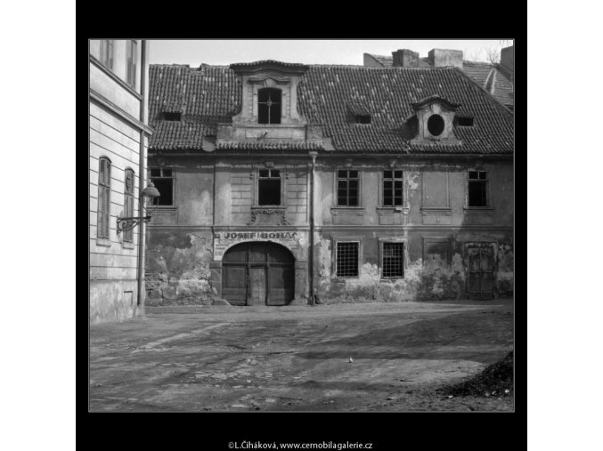 Starý prázdný dům (2094-5), Praha 1963 červen, černobílý obraz, stará fotografie, prodej