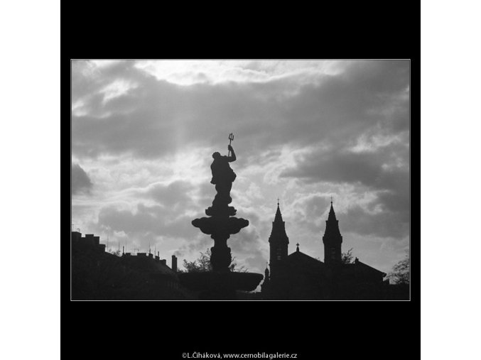 Medvědí fontána v protisvětla (4468), Praha 1966 duben, černobílý obraz, stará fotografie, prodej