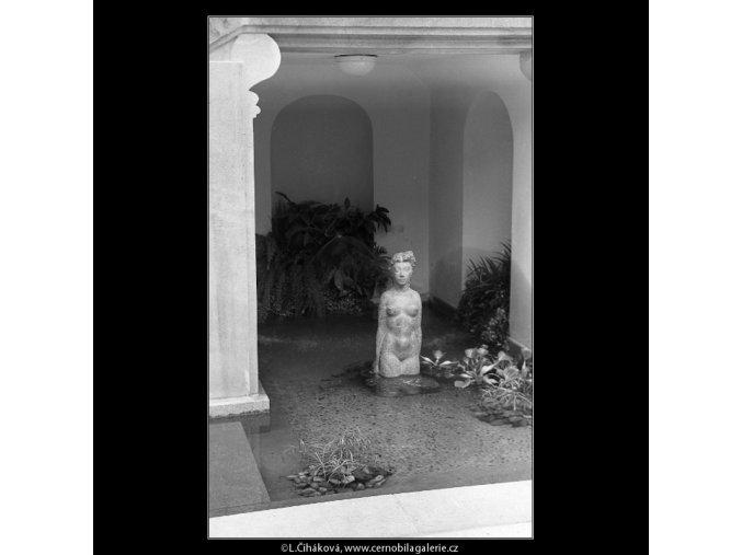 Socha v jezírku (4599-1), Praha 1966 červenec, černobílý obraz, stará fotografie, prodej