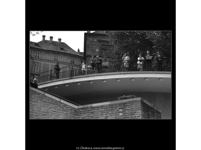 Lidé za zábradlím (4599-7), Praha 1966 červenec, černobílý obraz, stará fotografie, prodej