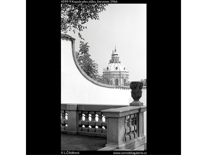 Kopule přes zídku (4599-9), Praha 1966 červenec, černobílý obraz, stará fotografie, prodej
