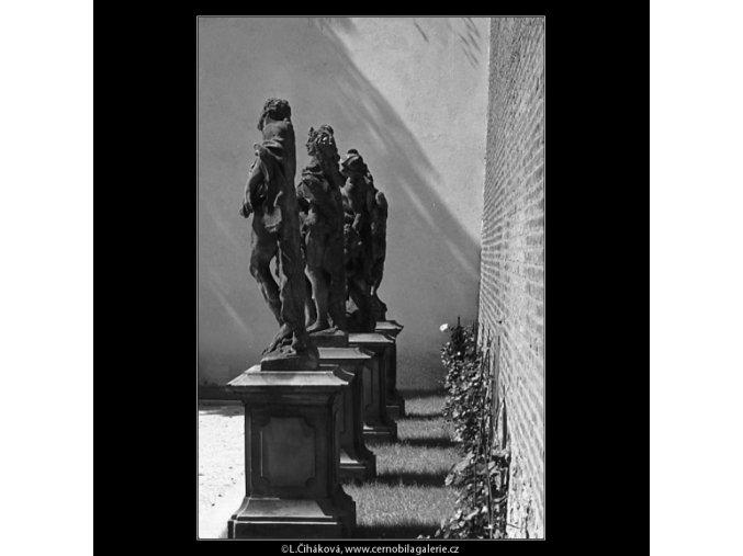 Zákryt soch (4599-26), Praha 1966 červenec, černobílý obraz, stará fotografie, prodej