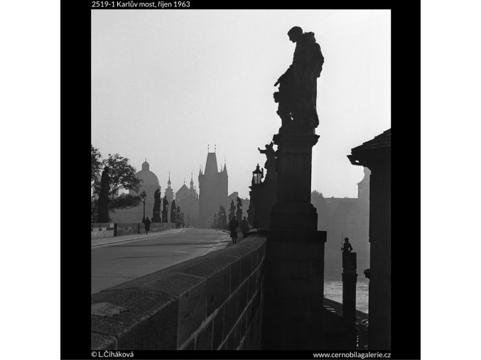 Karlův most (2519-1), Praha 1963 říjen, černobílý obraz, stará fotografie, prodej
