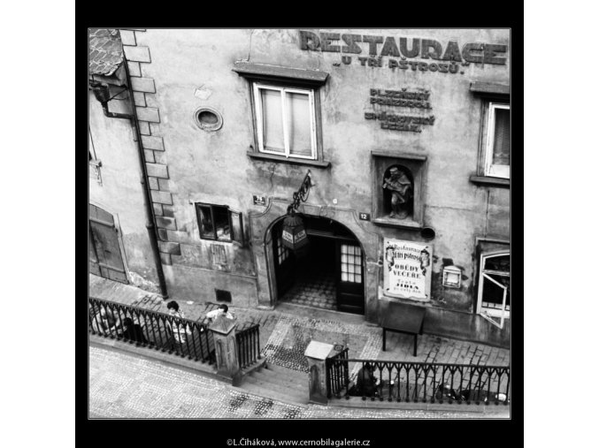 Restaurace U Tří pštrosů (2972), Praha 1964 červen, černobílý obraz, stará fotografie, prodej