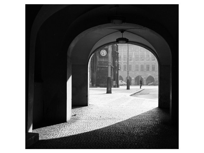 Pražská podloubí (4645-1), Praha 1966 červenec, černobílý obraz, stará fotografie, prodej