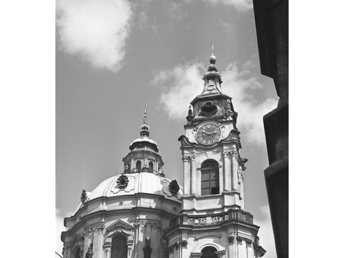 Věže a kupole chrámu sv.Mikuláše (4668-2), Praha 1966 srpen, černobílý obraz, stará fotografie, prodej