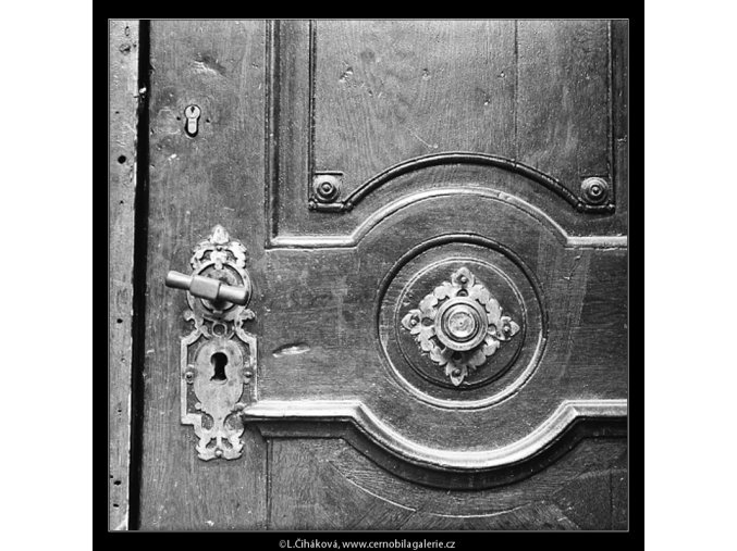 Zámek a výzdoba dveří  (4769-2), Praha 1966 srpen, černobílý obraz, stará fotografie, prodej