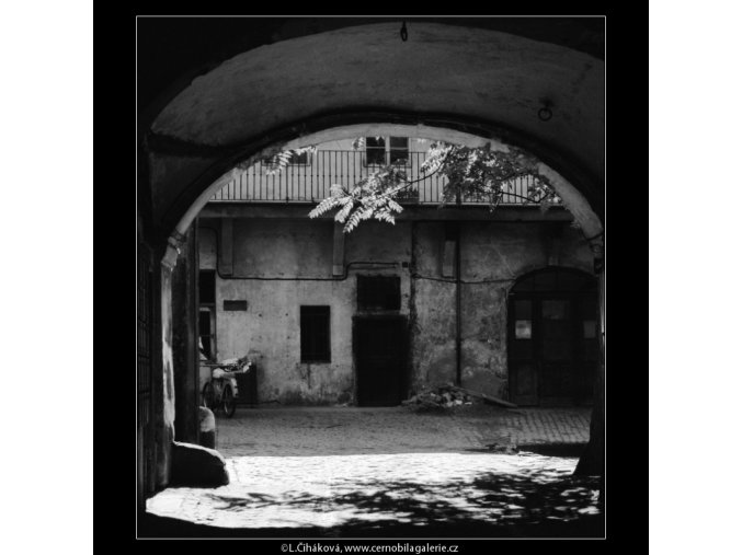 Průhled podloubím na dvůr (3211), Praha 1964 září, černobílý obraz, stará fotografie, prodej