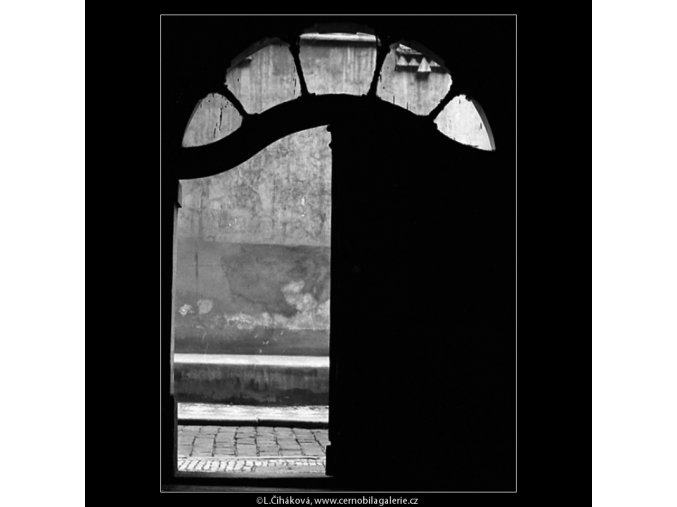 Dveře z průchodu (4797-2), Praha 1966 srpen, černobílý obraz, stará fotografie, prodej