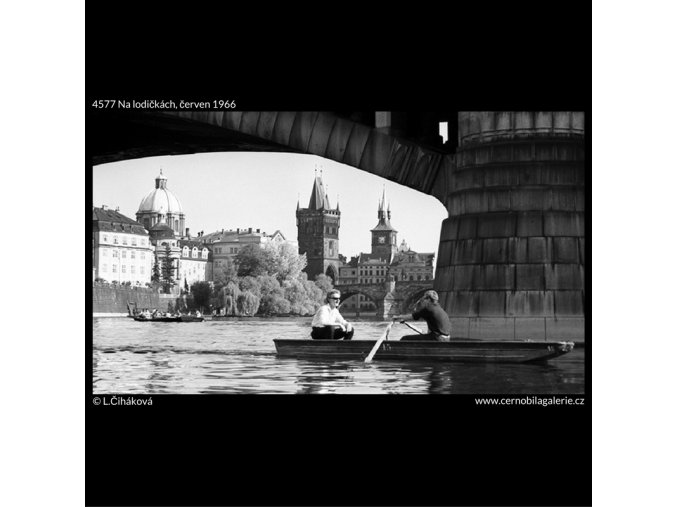 Na lodičkách (4577), žánry - Praha 1966 červen, černobílý obraz, stará fotografie, prodej