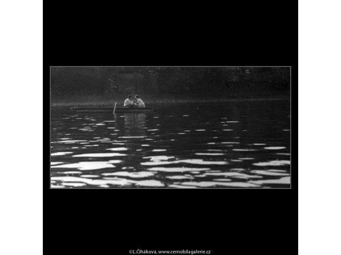 Milenci na loďce (4588), žánry - Praha 1966 červen, černobílý obraz, stará fotografie, prodej