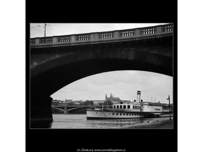 Parník u přístaviště (4594), žánry - Praha 1966 červenec, černobílý obraz, stará fotografie, prodej