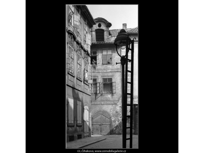 Domy a lucerna (4604), žánry - Praha 1966 červenec, černobílý obraz, stará fotografie, prodej