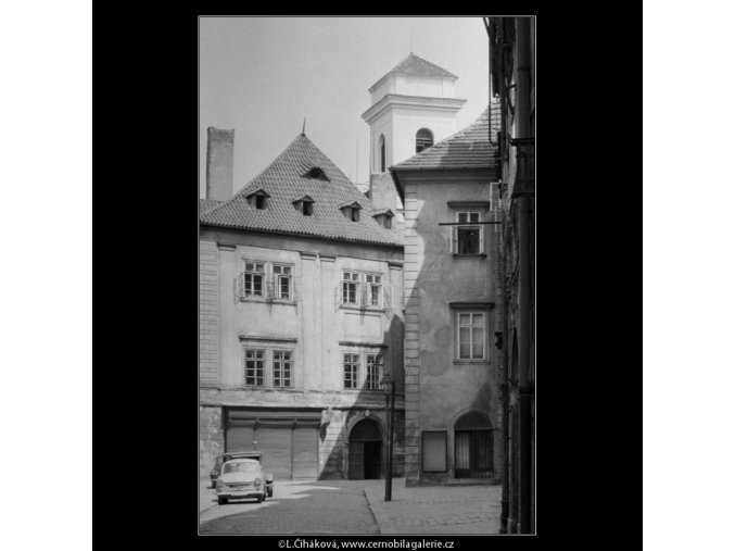 Michalská a věž kostela sv.Michala (5389), Praha 1967 červen, černobílý obraz, stará fotografie, prodej