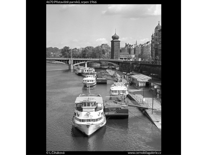 Přístaviště parníků (4670), žánry - Praha 1966 srpen, černobílý obraz, stará fotografie, prodej