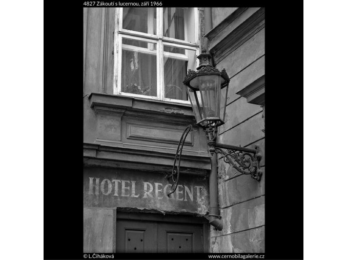 Zákoutí s lucernou (4827), žánry - Praha 1966 září, černobílý obraz, stará fotografie, prodej