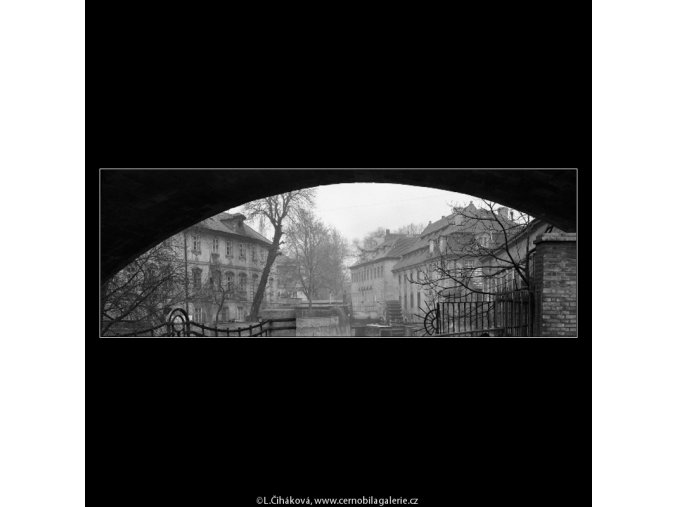 Domy a starý mlýn (5030), Praha 1966 prosinec, černobílý obraz, stará fotografie, prodej