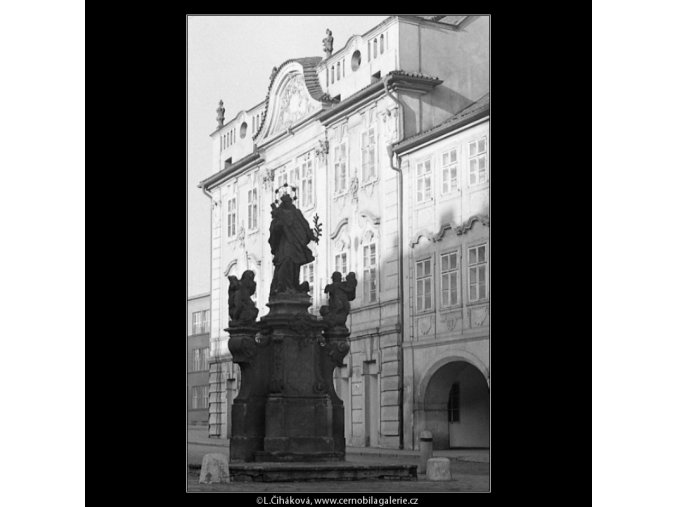 Sousoší sv.Jana Nepomuckého (5041), Praha 1966 prosinec, černobílý obraz, stará fotografie, prodej