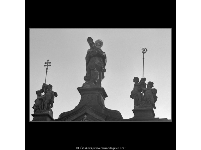 Plastika nad vchodem (5042), Praha 1966 prosinec, černobílý obraz, stará fotografie, prodej