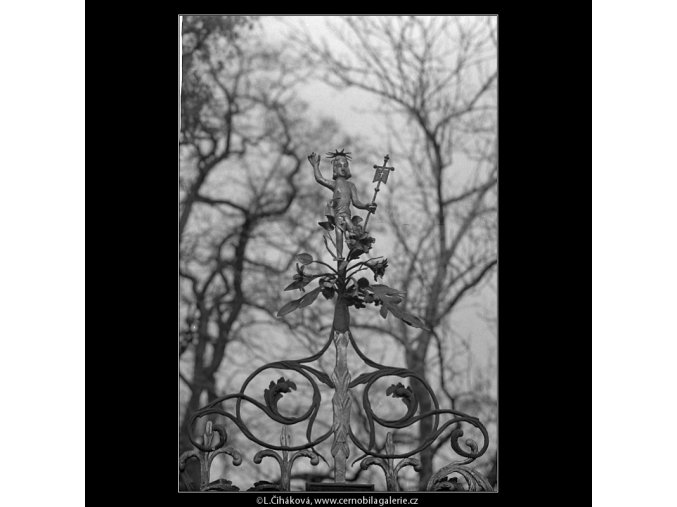 Z vyšehradského hřbitova (5106-2), Praha 1967 únor, černobílý obraz, stará fotografie, prodej