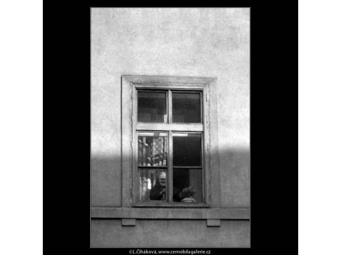 Babička v okně (5144), žánry - Praha 1967 březen, černobílý obraz, stará fotografie, prodej