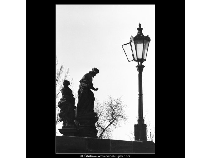 Socha a lampa (5182), Praha 1967 únor, černobílý obraz, stará fotografie, prodej