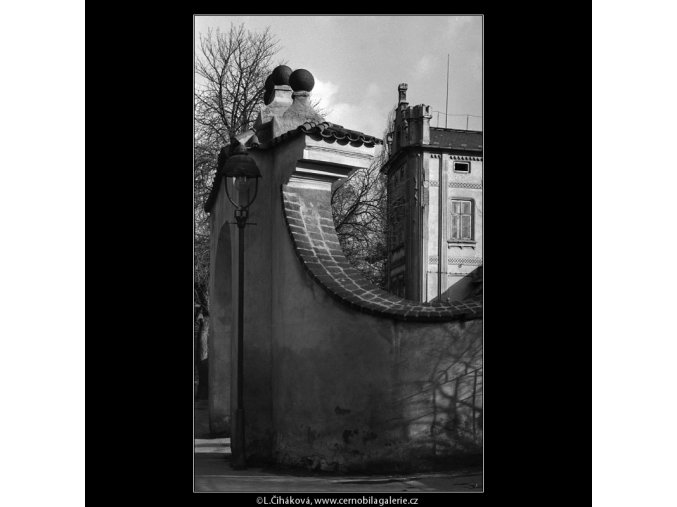 Branka a zdivo (5186-2), Praha 1967 únor, černobílý obraz, stará fotografie, prodej