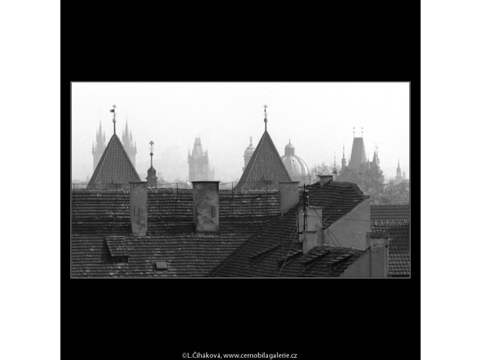 Pražské věže v mlze (5195), Praha 1967 březen, černobílý obraz, stará fotografie, prodej