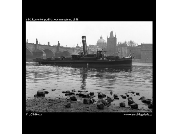 Remorkér pod Karlovým mostem (64-1), žánry - Praha 1958 , černobílý obraz, stará fotografie, prodej