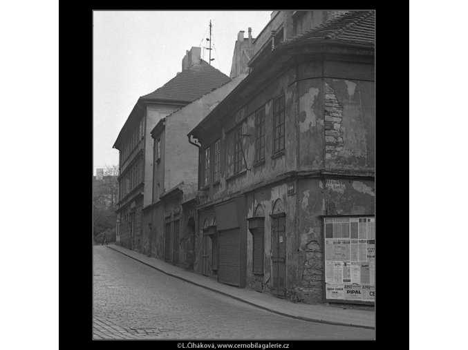Domy před zbouráním či rekonstrukcí (5196-77), Praha 1967 březen, černobílý obraz, stará fotografie, prodej