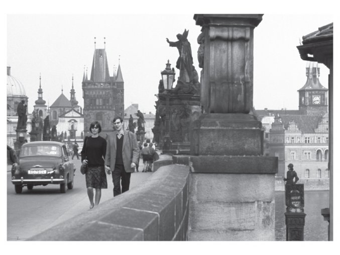 100170 I Pohlednice - Turisté na Karlově mostě, Praha 1965