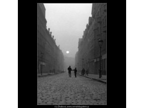 Zapadající slunce v ulici (587), žánry - Praha 1960 březen, černobílý obraz, stará fotografie, prodej