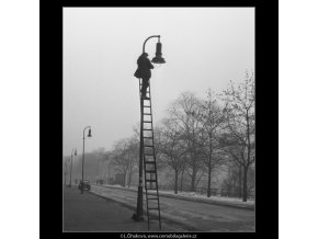 Oprava plynové lampy (795), žánry - Praha 1959 , černobílý obraz, stará fotografie, prodej