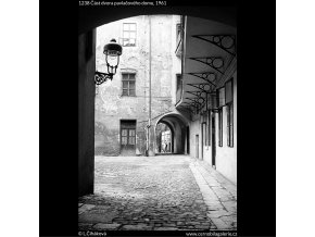 Část dvora pavlačového domu (1238), žánry - Praha 1961 , černobílý obraz, stará fotografie, prodej