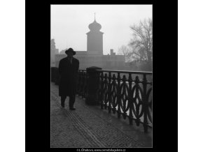 Muž jdoucí po nábřeží (1355-1), žánry - Praha 1961 říjen, černobílý obraz, stará fotografie, prodej