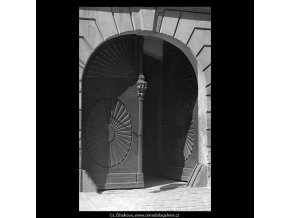 Dřevořezba na dveřích (5285-1), Praha 1967 duben, černobílý obraz, stará fotografie, prodej