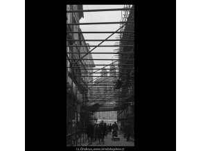 Železná ulice v lešení (5208), Praha 1967 březen, černobílý obraz, stará fotografie, prodej