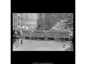 Kluci na hřišti (5257), žánry - Praha 1967 duben, černobílý obraz, stará fotografie, prodej