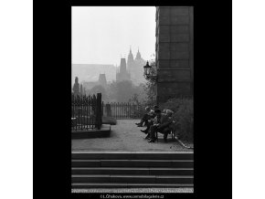 Na Křižovnickém náměstí (5340), Praha 1967 květen, černobílý obraz, stará fotografie, prodej