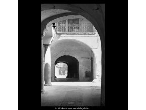 Průchod z Celetné do Štupartské (5356-2), Praha 1967 červen, černobílý obraz, stará fotografie, prodej